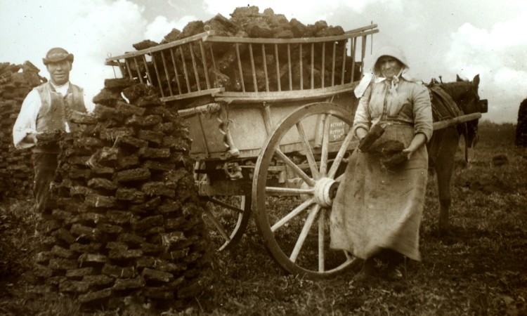Peat extraction in 1905 - Public Domain image from Wikimedia Commons - by A.E.Hasse